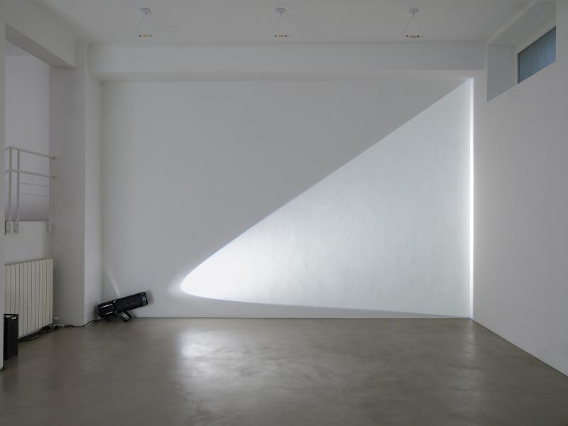Demi-poursuite au mur, rasante, avec zip en retour (source au sol)