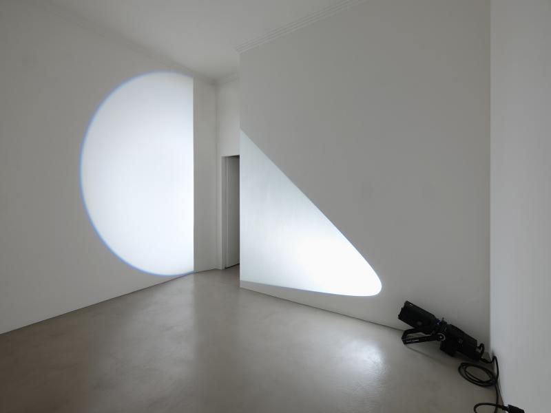 Poursuite au mur et à la porte, mi-rasante mi-frontale (source au sol)