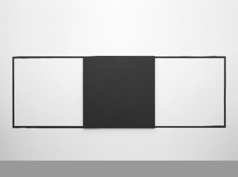 One canvas 180x180 cm positioned in the centre of a wall painted rectangle (line 4,5 cm)