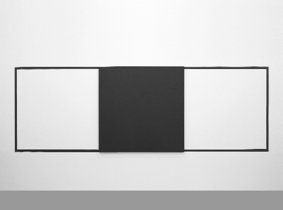One canvas 180x180 cm positioned in the centre of a wall painted rectangle (line 4,5 cm)