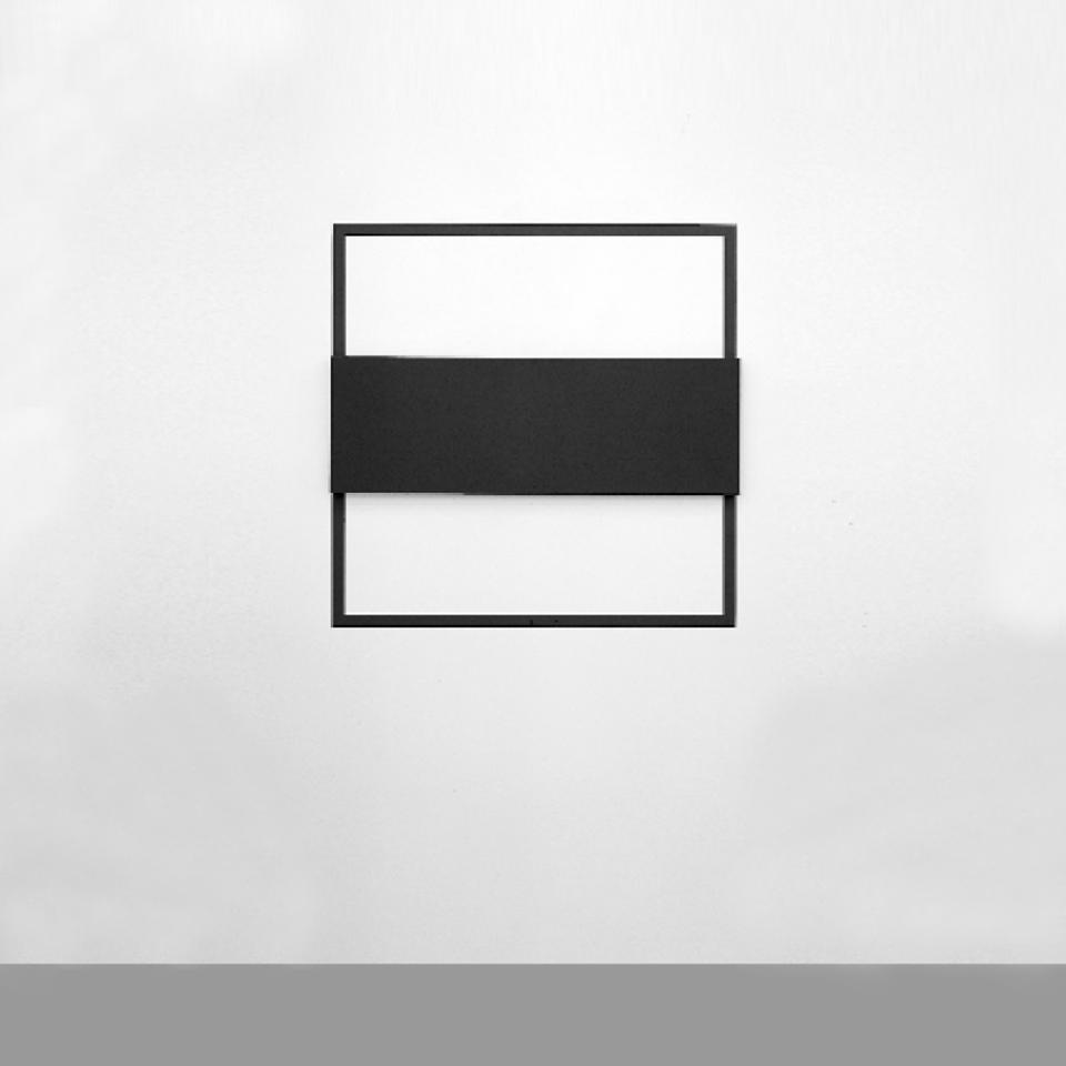 One canvas 49,5x148,5 cm positioned in the centre of a wall painted square (line 4,5 cm)